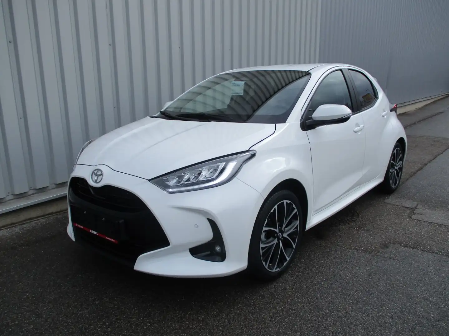 Toyota Yaris 1.5 VVT-i Hybrid Teamplayer Technik Paket Weiß - 2