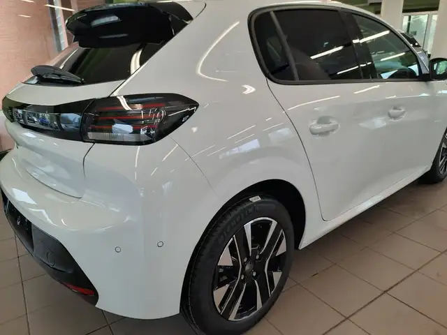 Peugeot 208 view 9