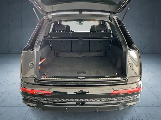 Audi Q7 view 13