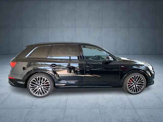 Audi Q7 view 6