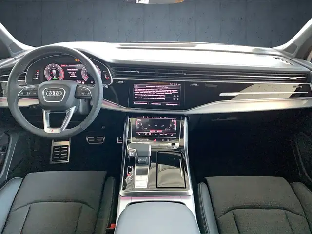 Audi Q7 view 11