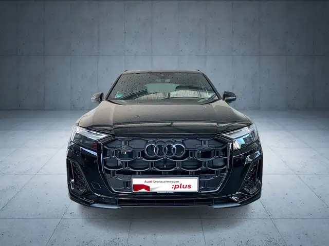 Audi Q7 view 8