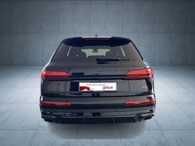Audi Q7 view 4