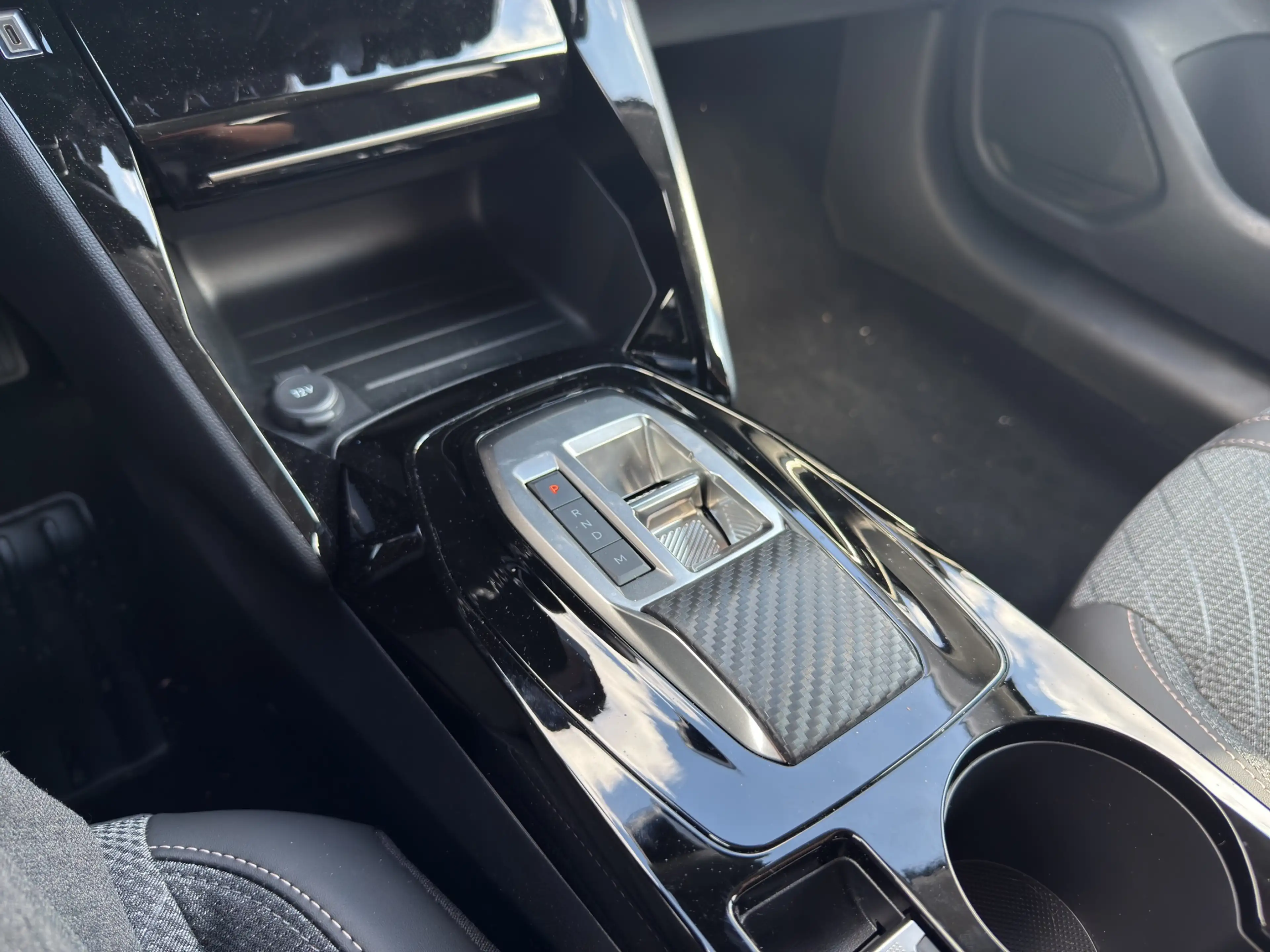 Peugeot 208 Allure Hybrid 110PS e-DSC6 — photo 14