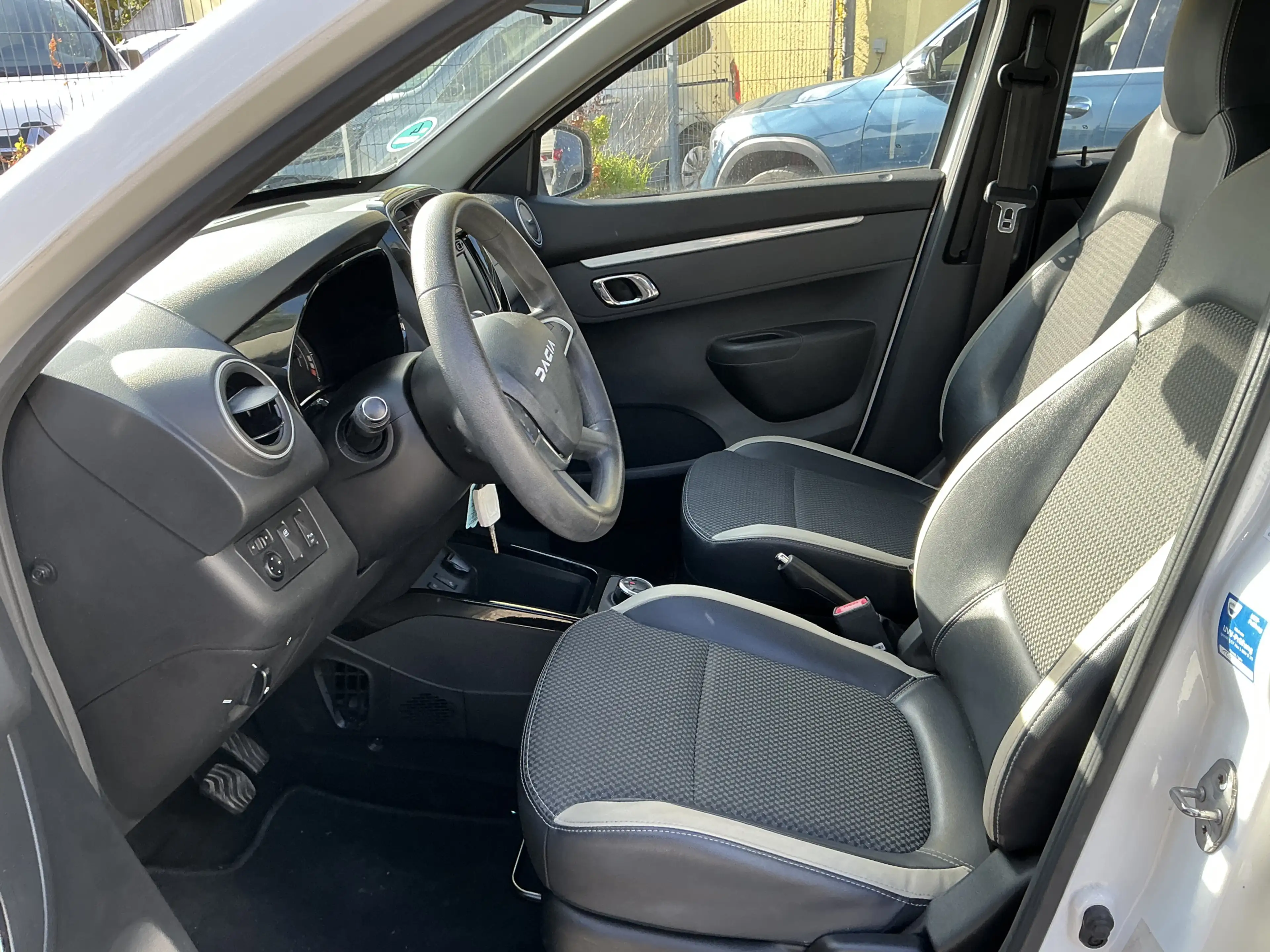 Dacia Spring Essential Teil-Leder R.Cam Navi LED PDC — photo 6