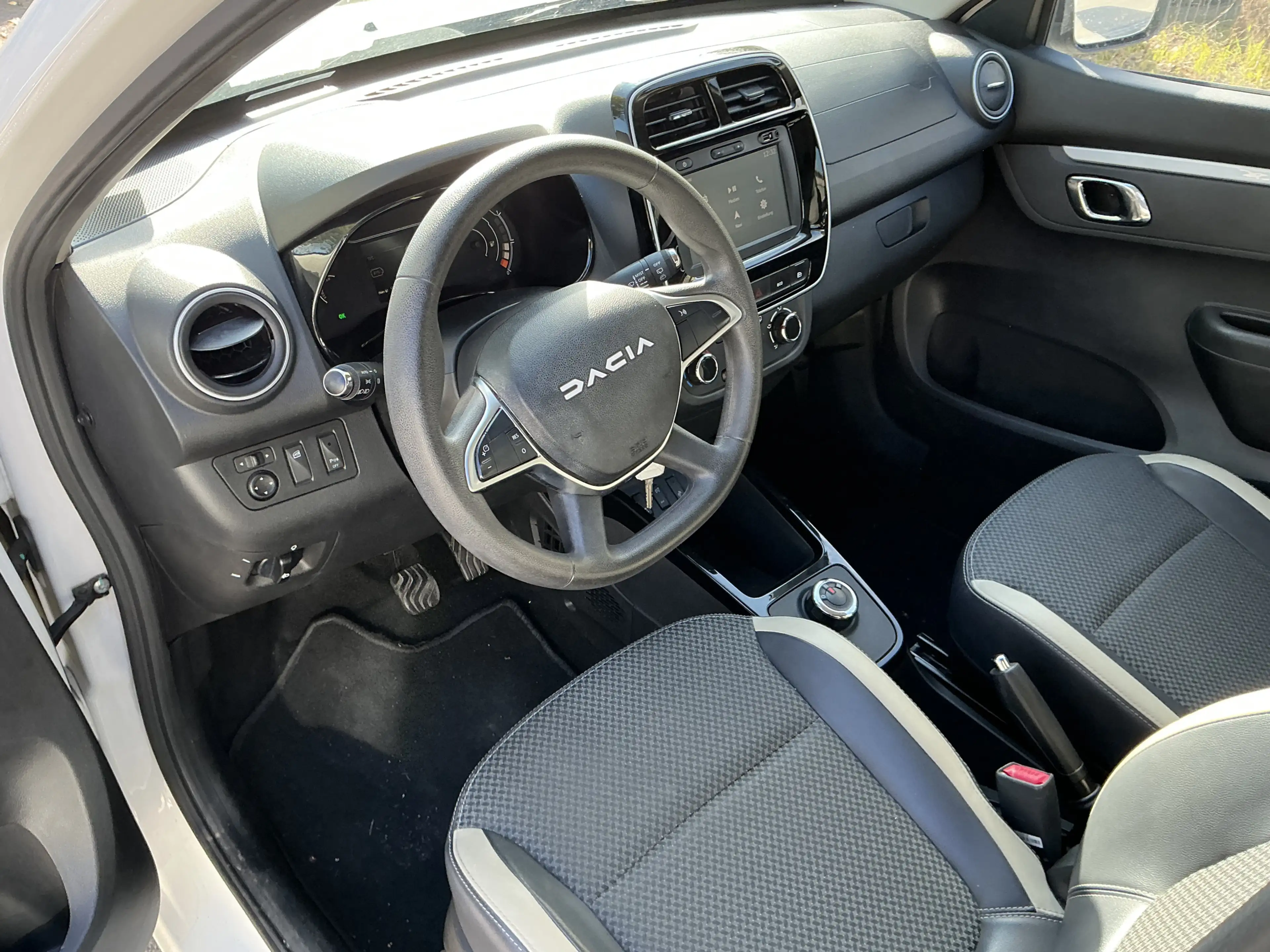 Dacia Spring Essential Teil-Leder R.Cam Navi LED PDC — photo 4