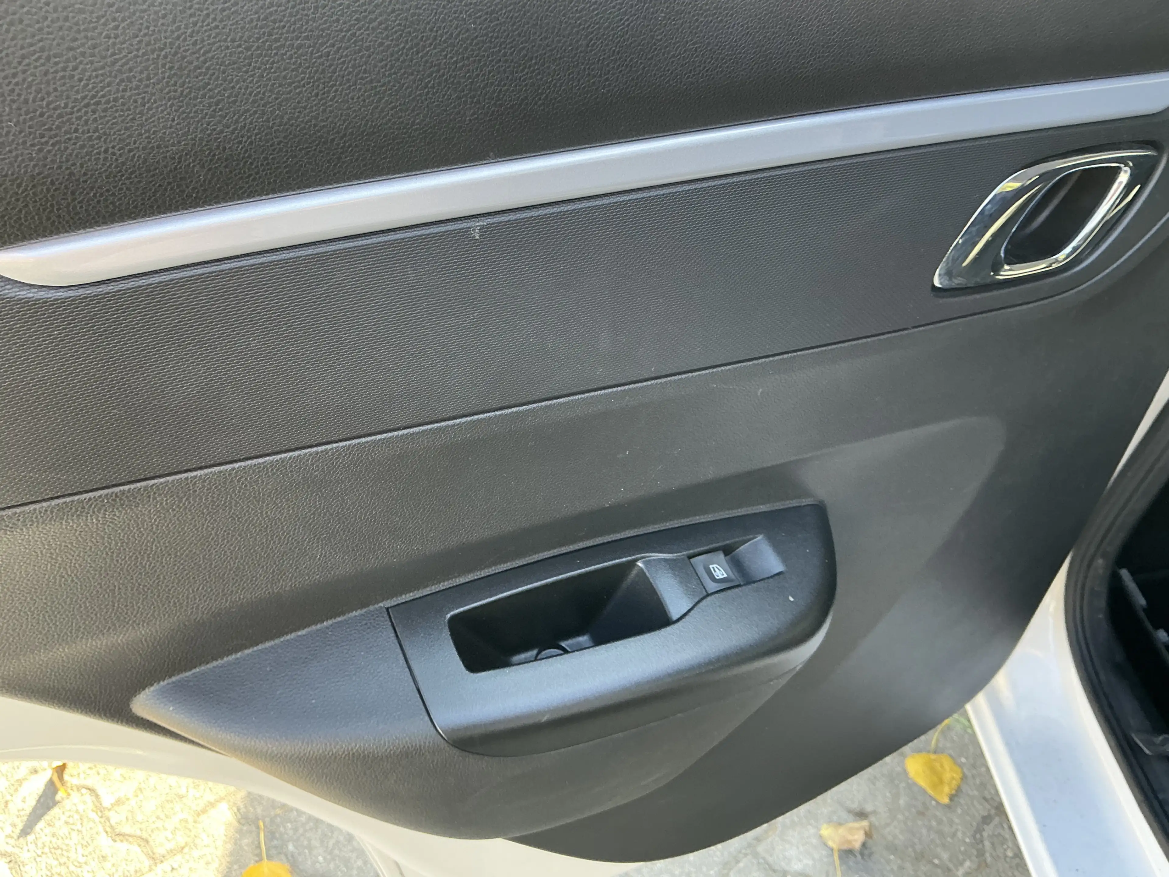 Dacia Spring Essential Teil-Leder R.Cam Navi LED PDC — photo 3