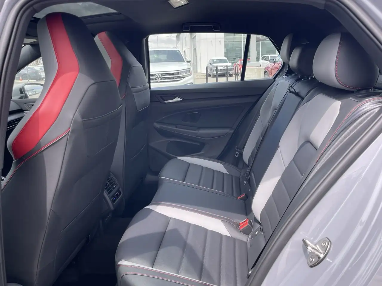 Volkswagen Golf GTI снимка Volkswagen Golf GTI