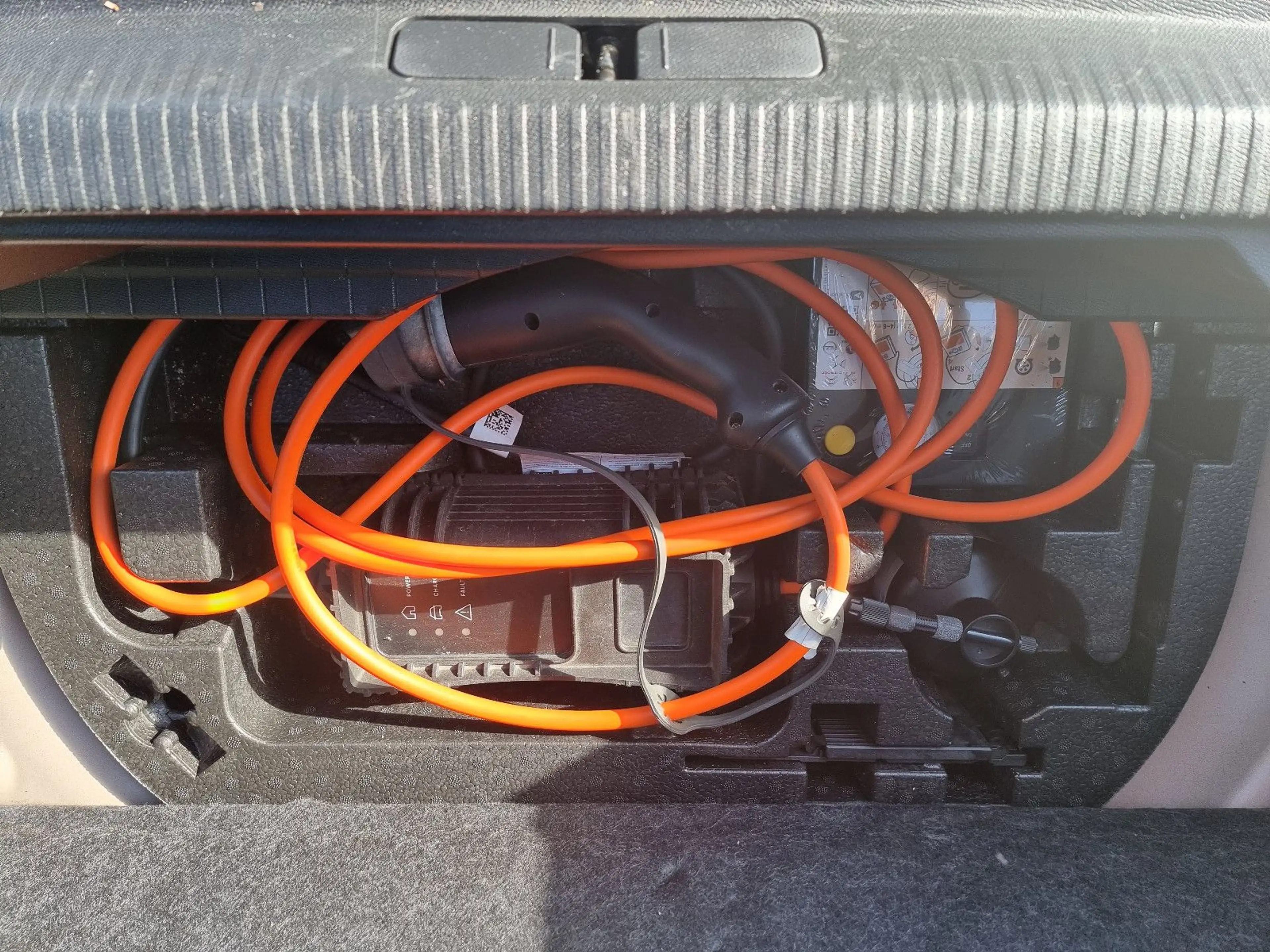 Peugeot e-2008 GT-Line -KLIMA-NAVI-CARPLAY-SHZ-CAM-LEDER — photo 12