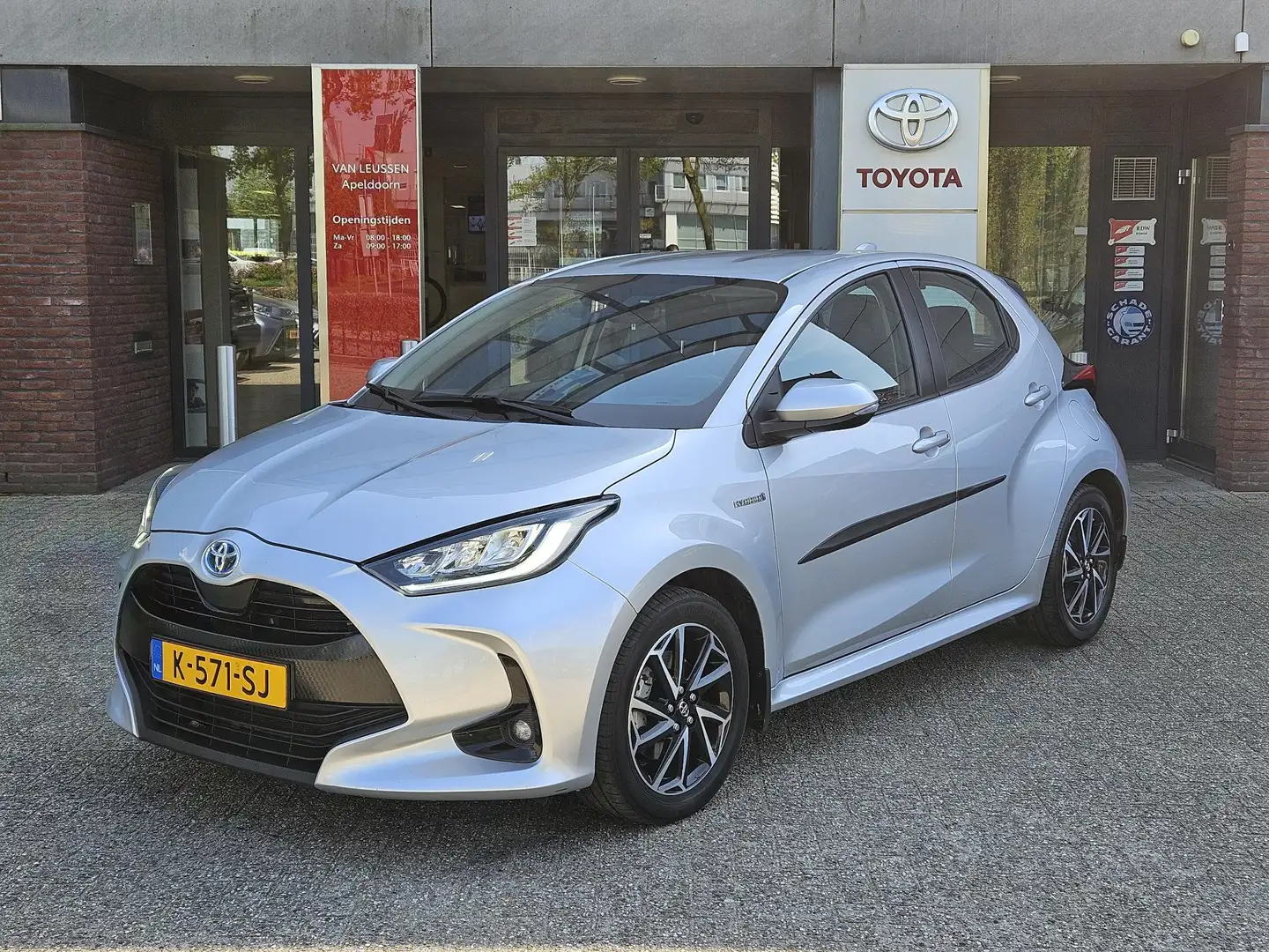 Toyota Yaris 1.5 HYBRID DYNAMIC KEYLESS LED APPLE/ANDROID 16'' Gris - 1