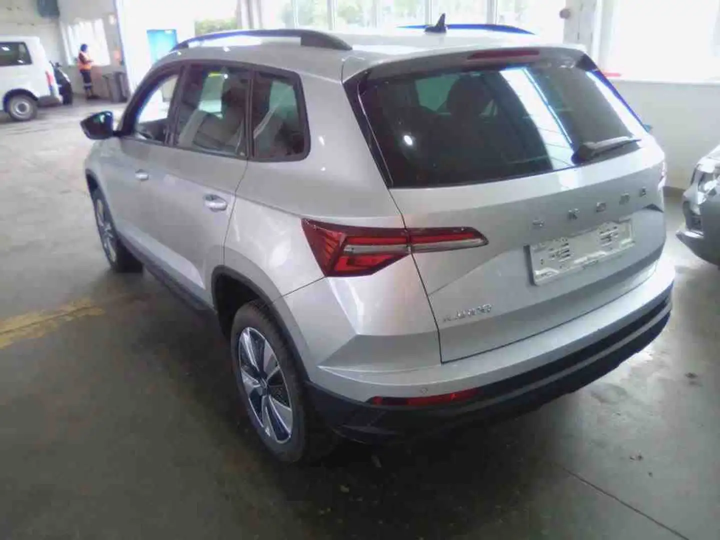 Skoda Karoq 2.0 TDI Navi Kamera Sitzh. PDC GRA ACC LED Silber - 2