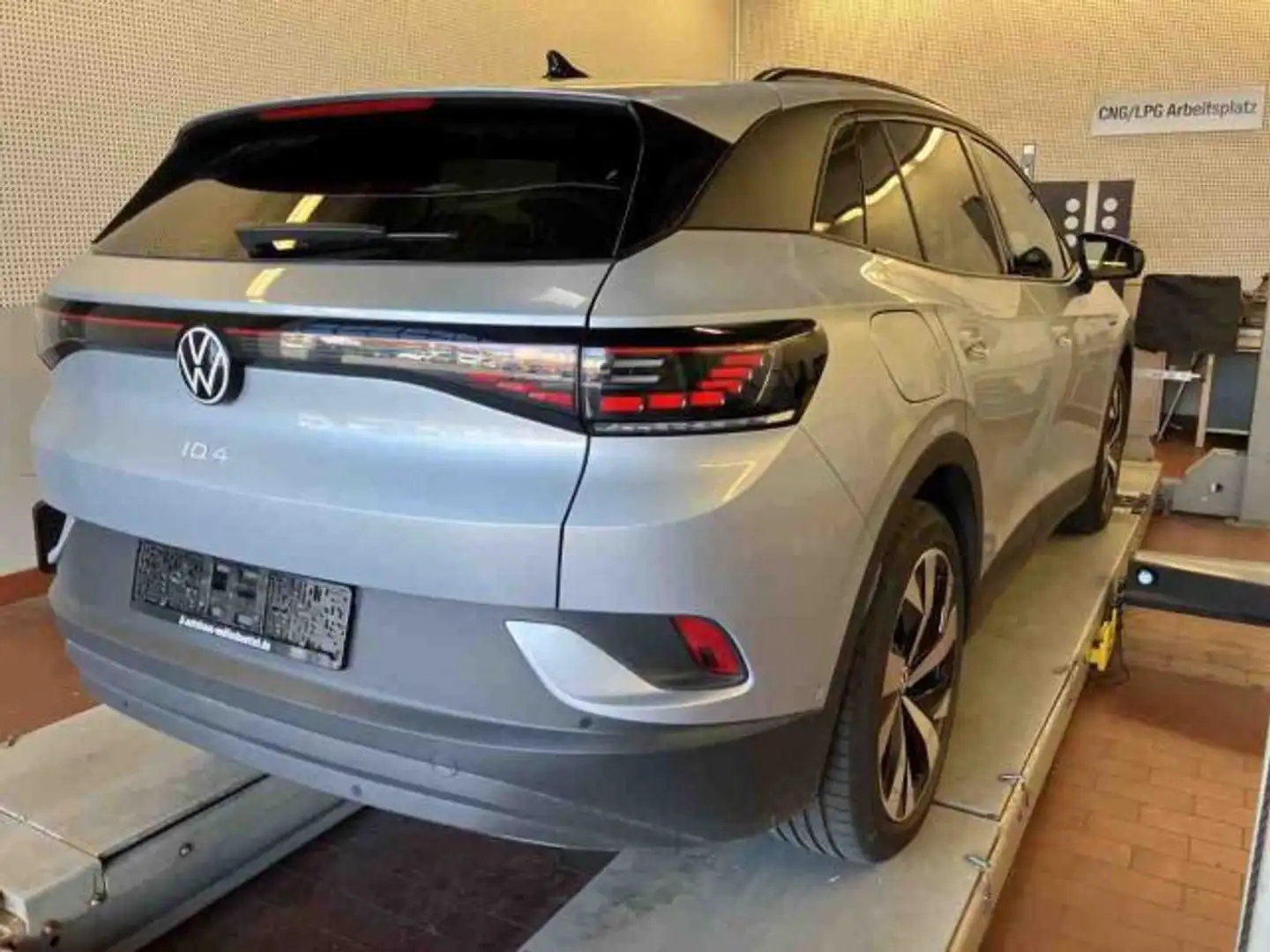 Volkswagen ID.4 Pro Perf. 150kW IQ.LIGHT NAVI AHK WäPu 360° Silber - 2