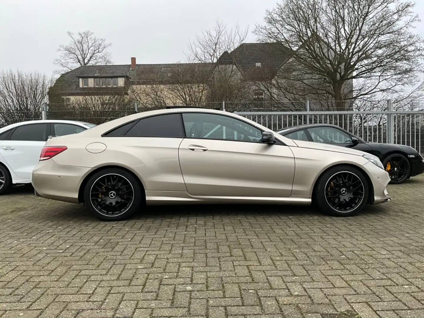 Mercedes-Benz E 220 BlueTec / d Coupe*AMG Paket*Pano*LED*Navi* Gold - 1