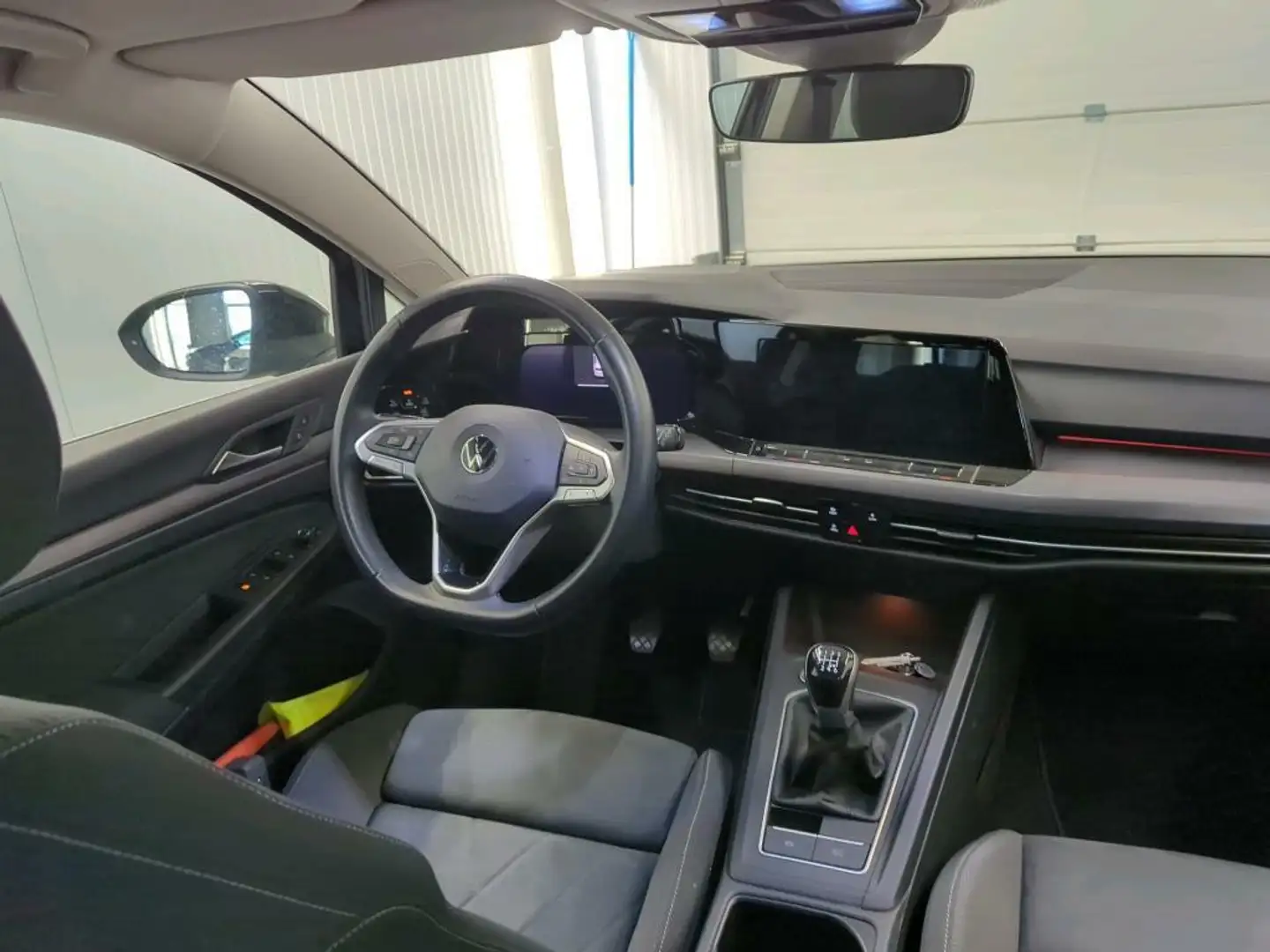 Volkswagen Golf 1.5 TSI Style | Camera | Navi | LED | Zwart - 2