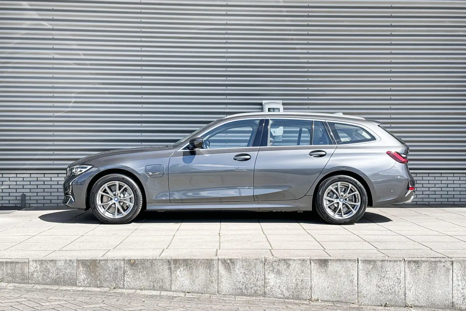 BMW 330 3 Serie Touring 330e xDrive | Summer Sale 20 Grijs - 2