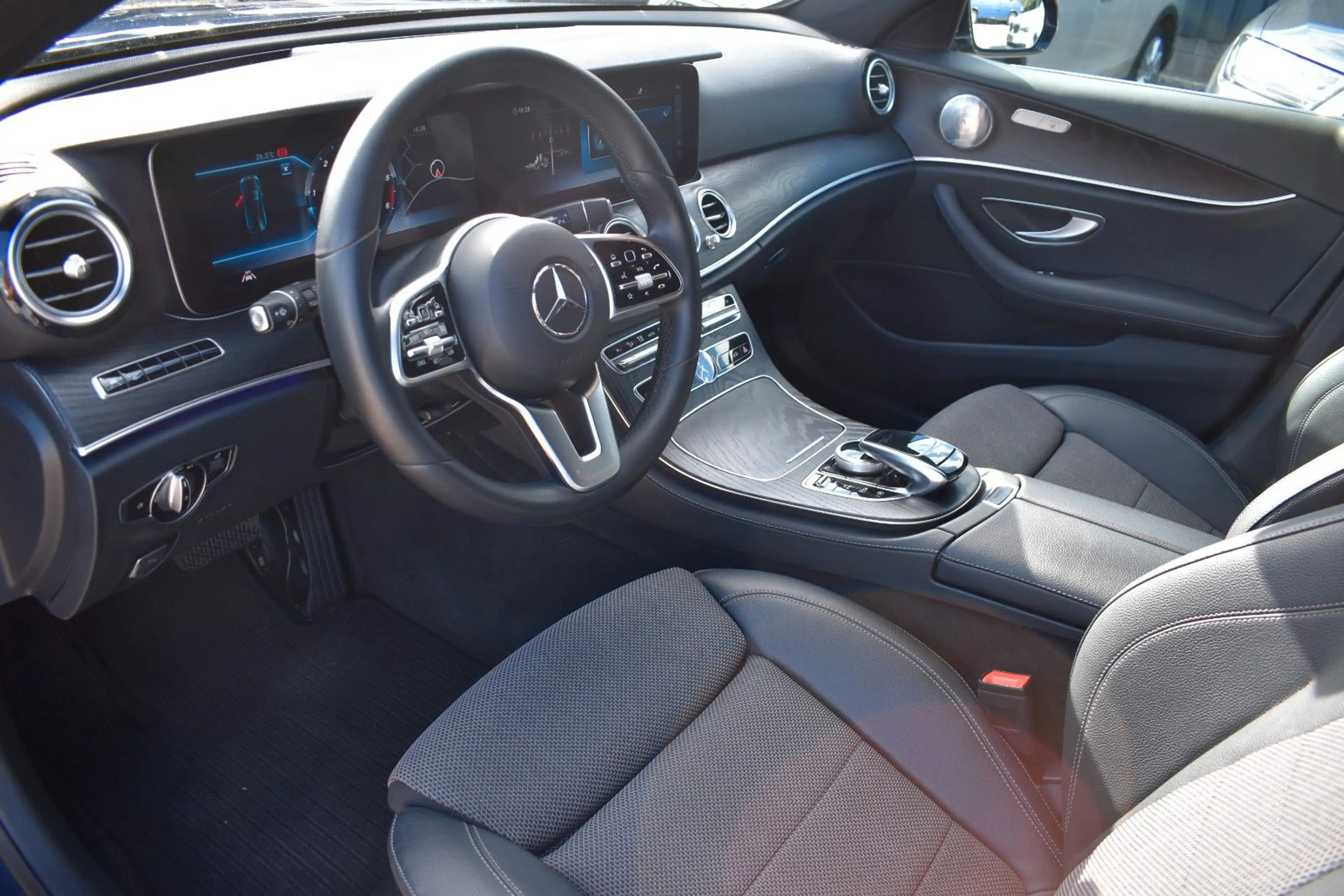 Mercedes-Benz E 350 d T-Modell HUD/BURMESTER/CARPLAY/LED/KAMERA — photo 8