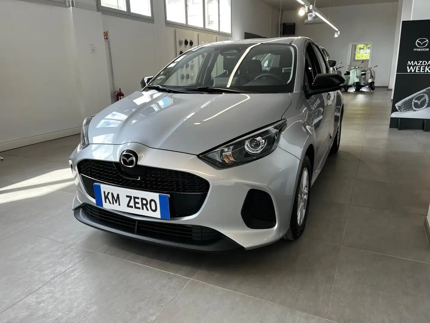 Mazda 2 1.5 VVT e-CVT Full Hybrid Electric Centre-Line Argento - 1