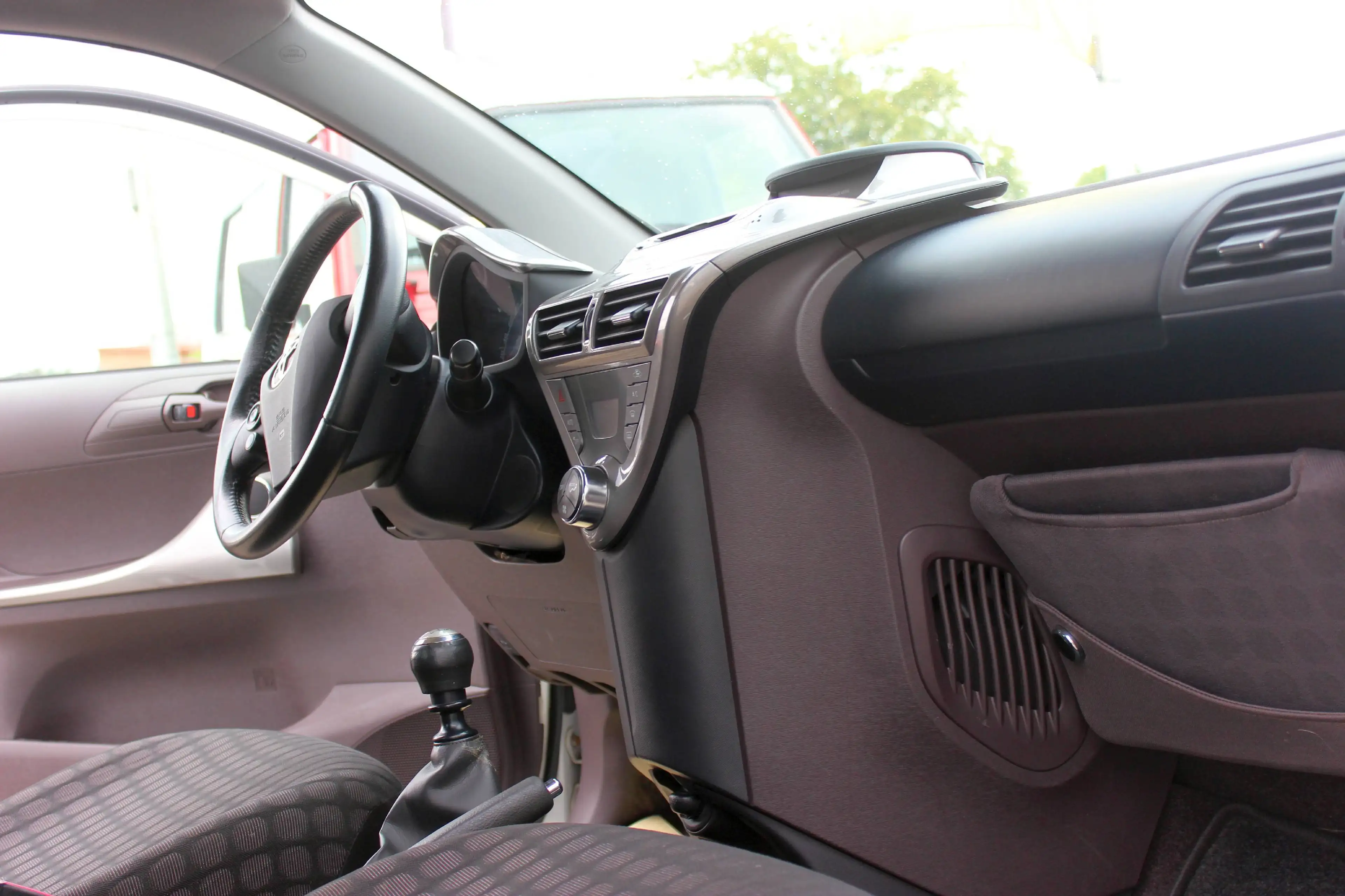 Toyota iQ 1,33 4-sitzer TOP mit Klimaautomatik und Einparkhilfe — photo 12