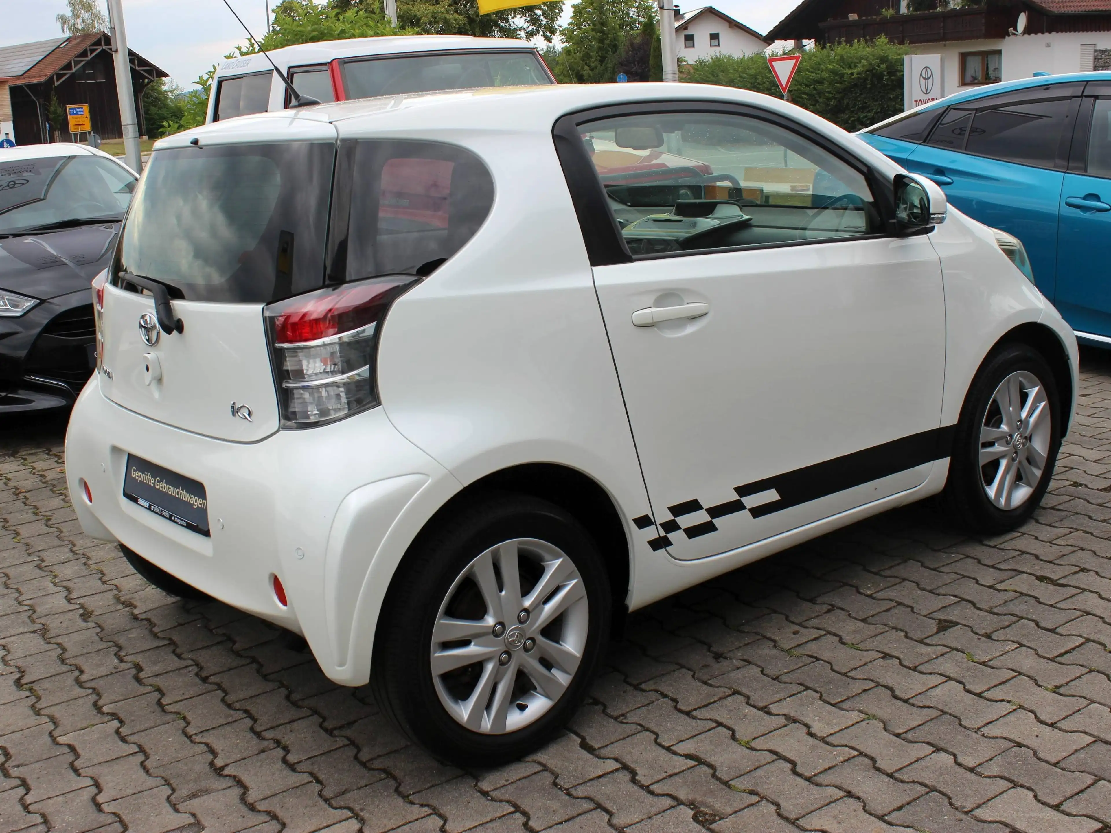 Toyota iQ 1,33 4-sitzer TOP mit Klimaautomatik und Einparkhilfe — photo 5