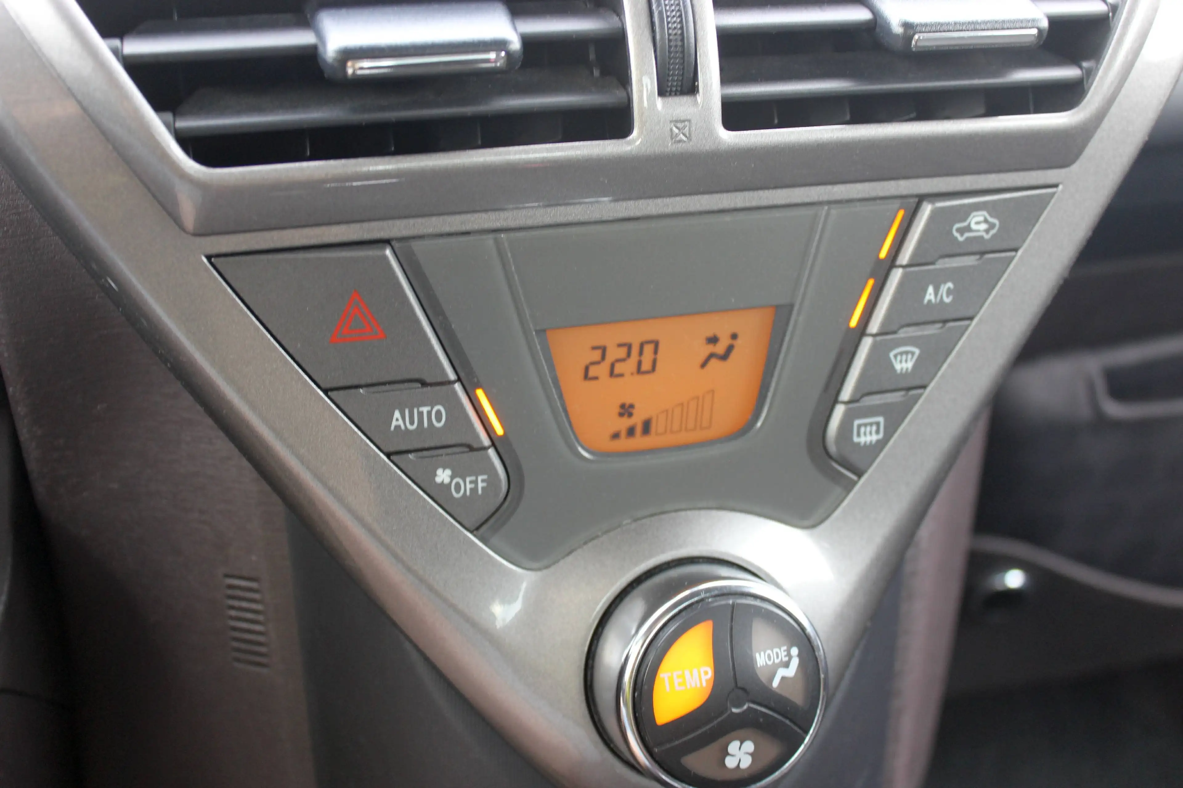 Toyota iQ 1,33 4-sitzer TOP mit Klimaautomatik und Einparkhilfe — photo 2