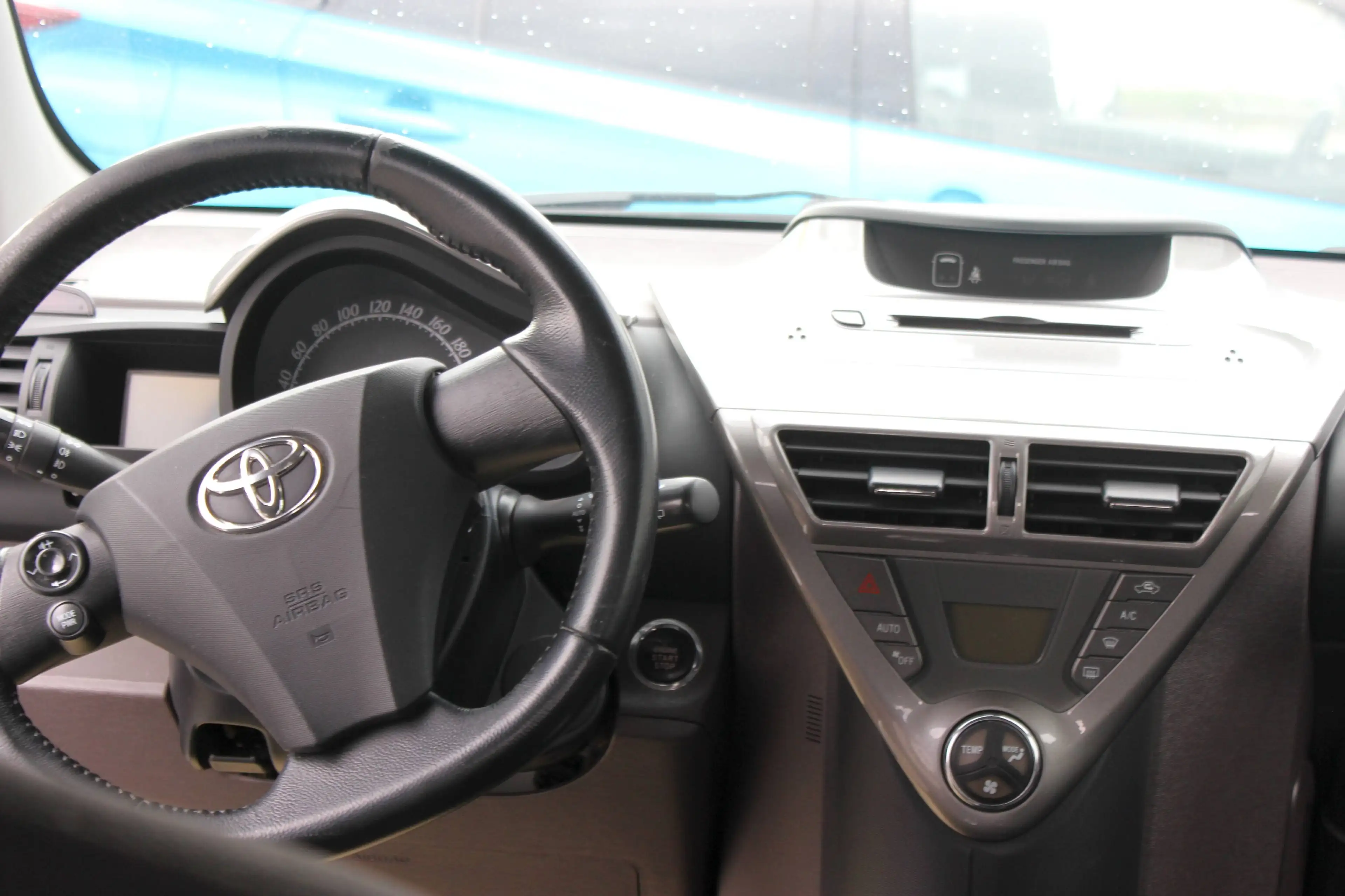 Toyota iQ 1,33 4-sitzer TOP mit Klimaautomatik und Einparkhilfe — photo 4