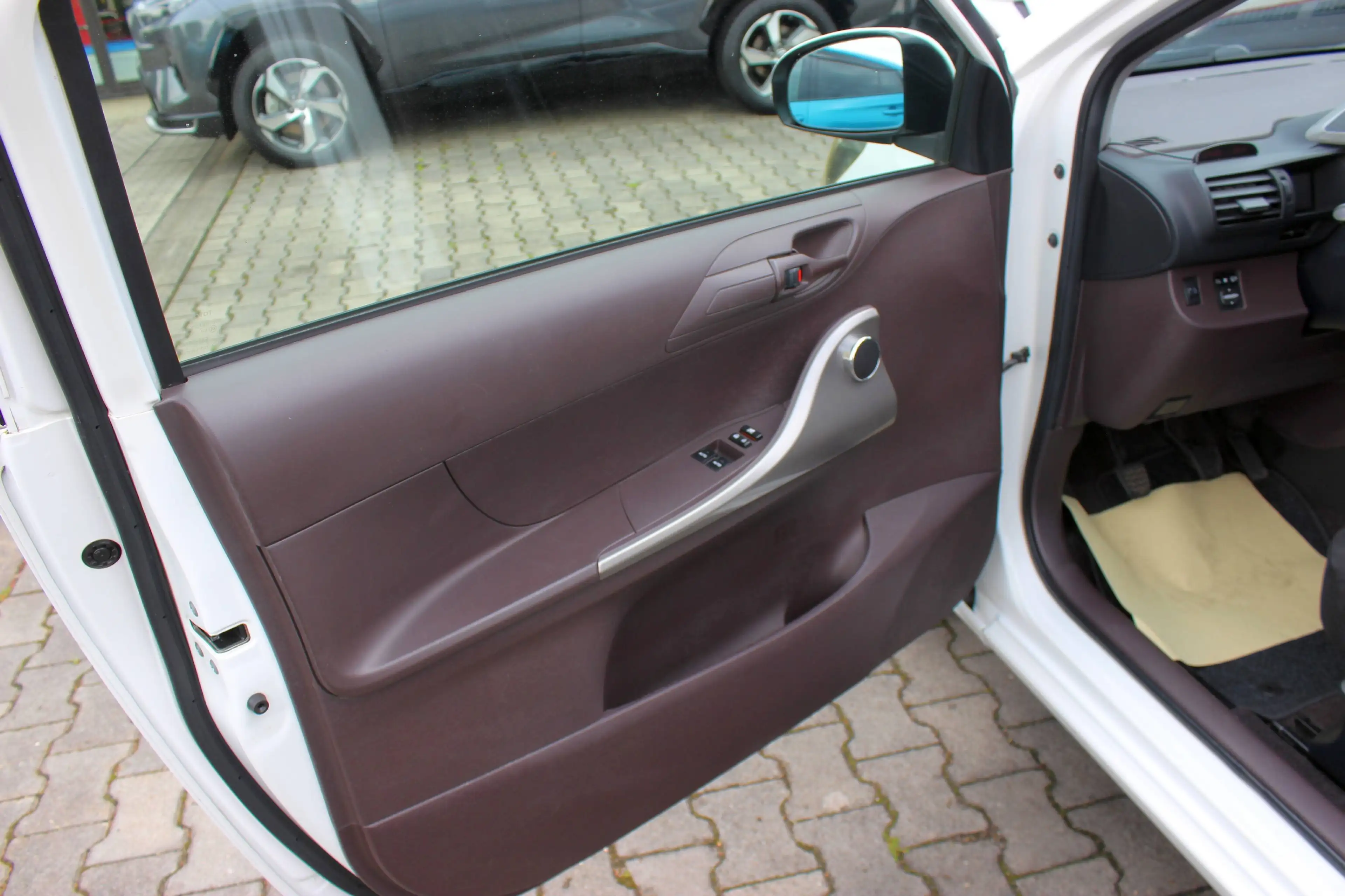 Toyota iQ 1,33 4-sitzer TOP mit Klimaautomatik und Einparkhilfe — photo 14