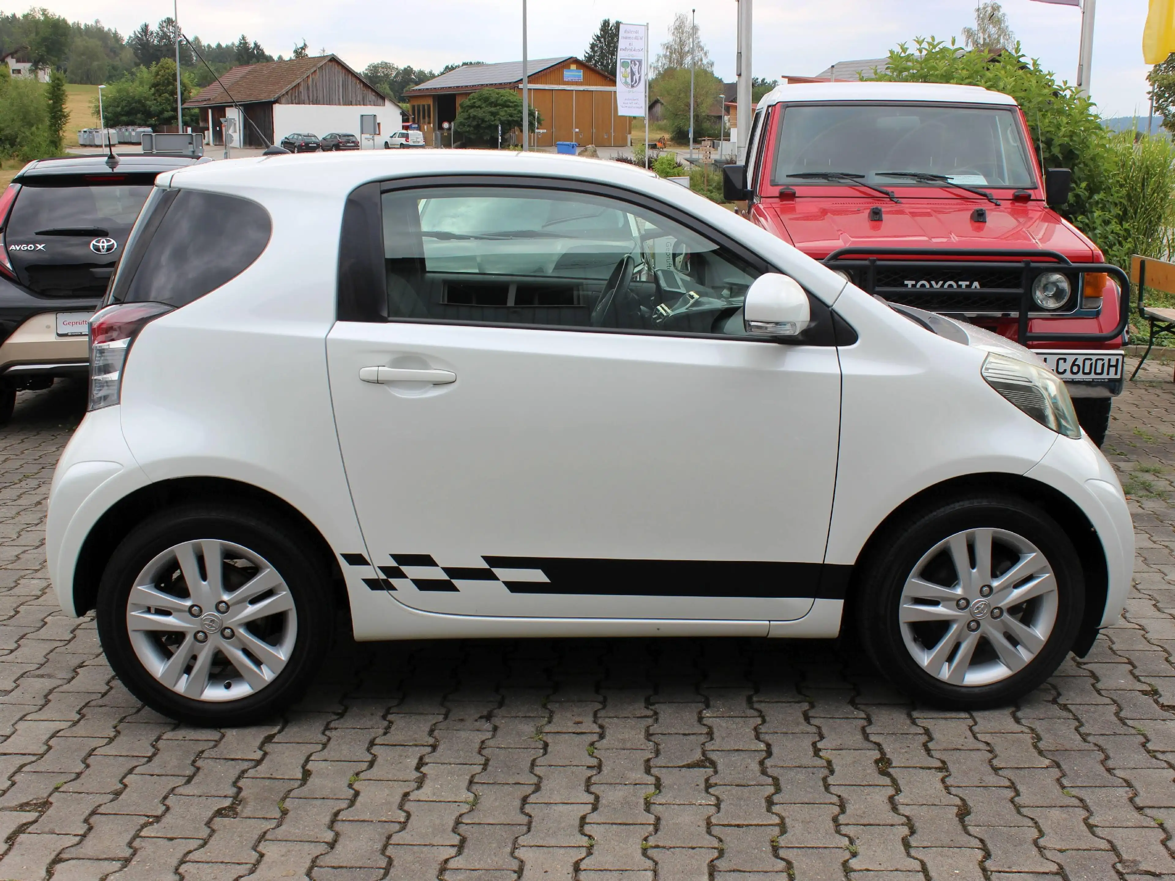 Toyota iQ 1,33 4-sitzer TOP mit Klimaautomatik und Einparkhilfe — photo 11