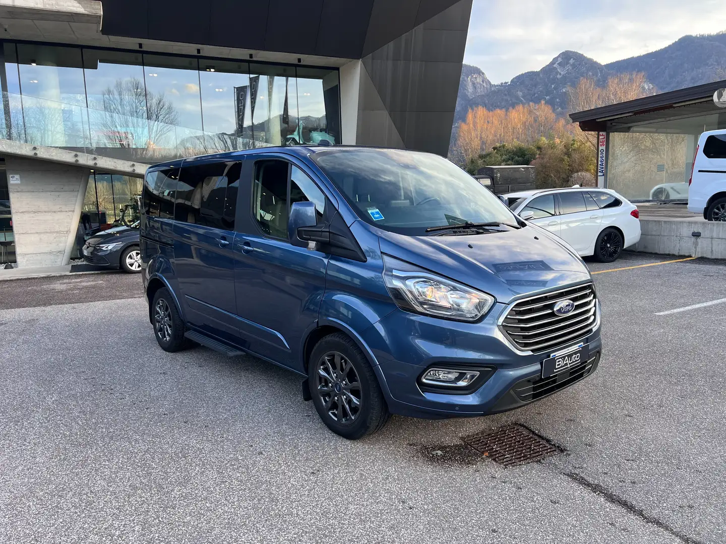 Ford Tourneo Custom 320 2.0 ECOBLUE 185CV MHEV PC TITANIIUM Blau - 2