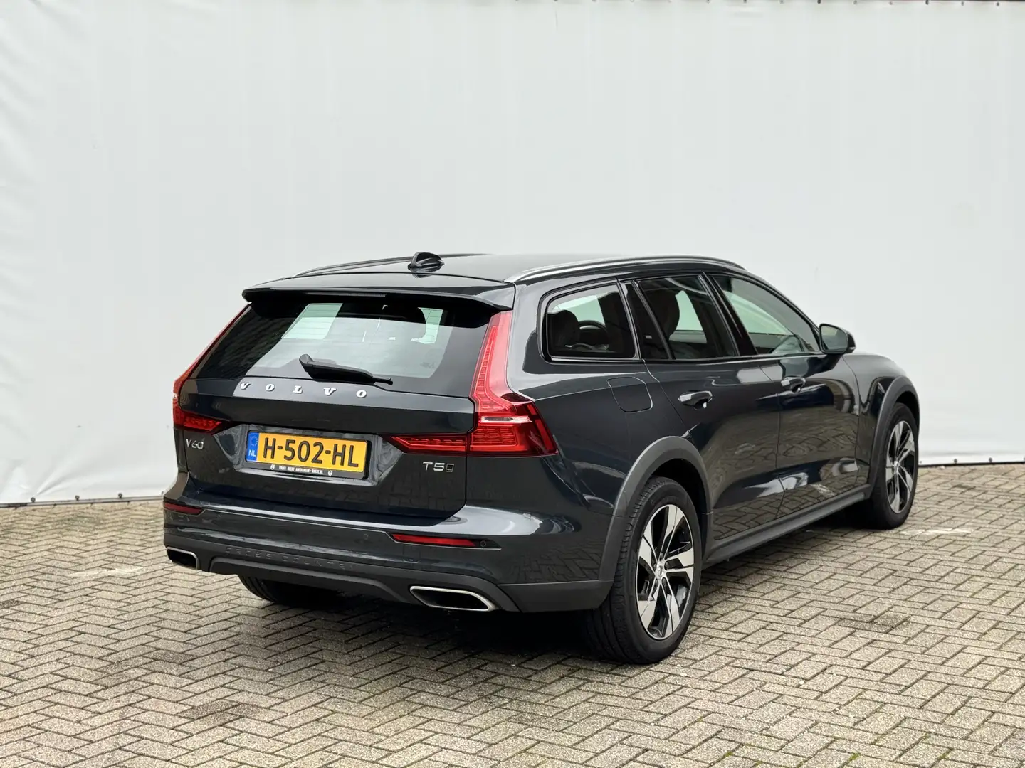 Volvo V60 Cross Country 2.0 T5 Automaat AWD Pro Park Assist Line Gris - 2