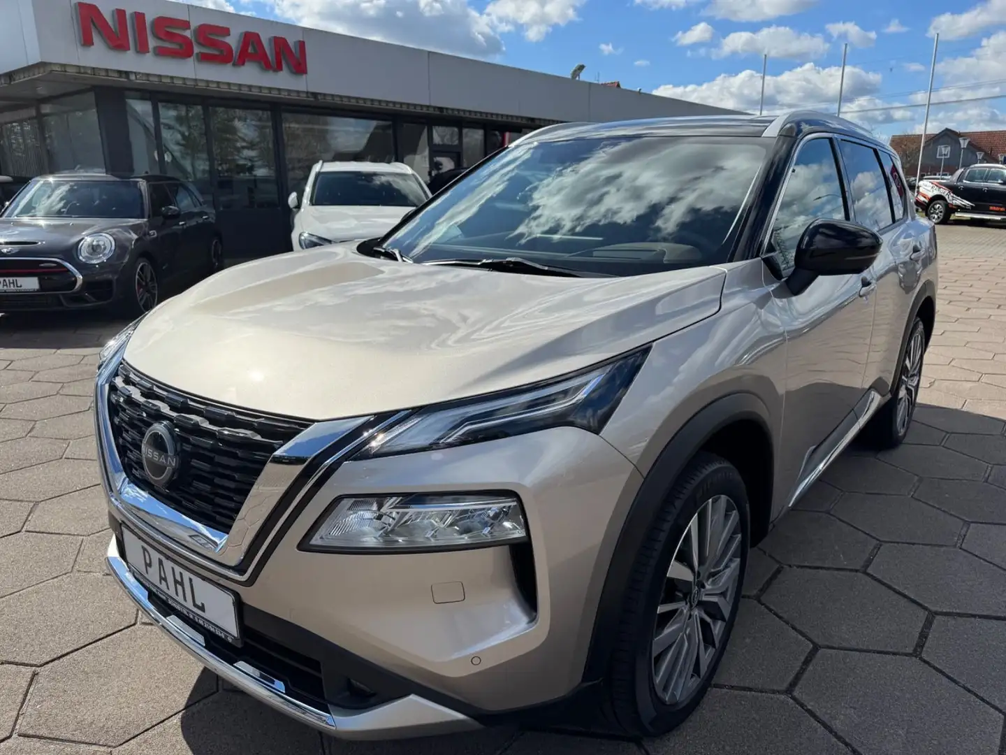 Nissan X-Trail 1.5 VC-T MHEV Xtronic Tekna+ PANO HUD 7S Silber - 1