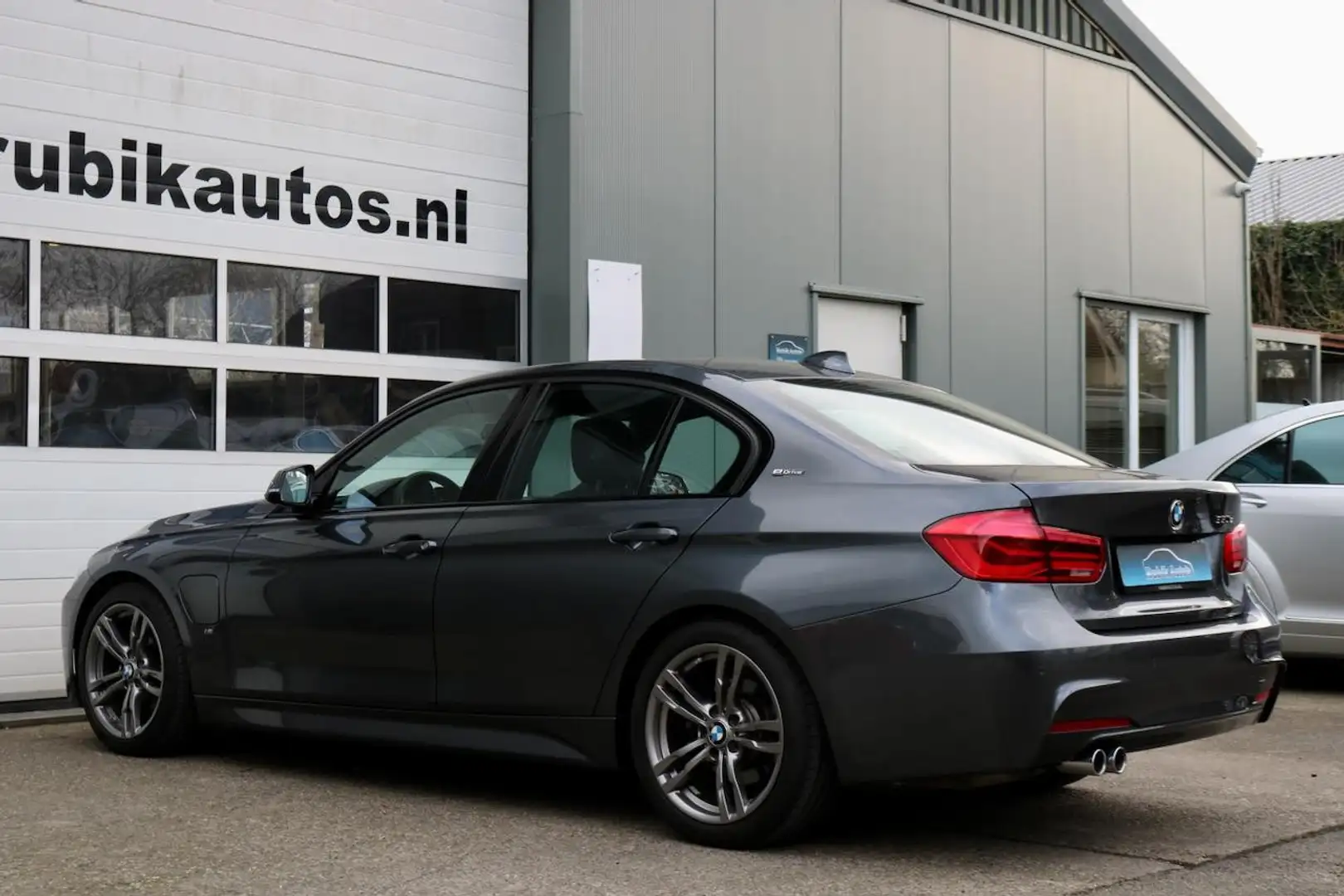 BMW 330 3-serie 330e High Executive M|CarPlay|Leder|Faceli Grijs - 2