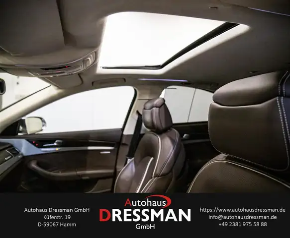Audi S8 view 11