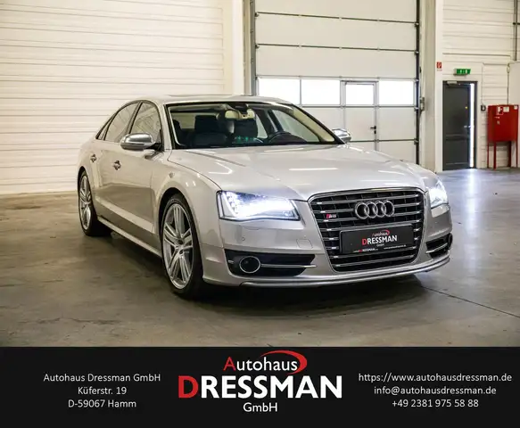 Audi S8 view 3