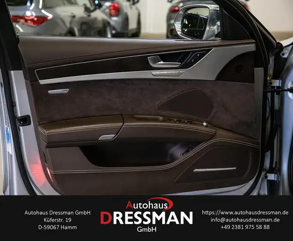 Audi S8 view 9