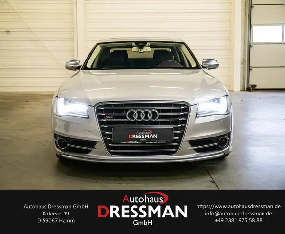 Audi S8 view 2