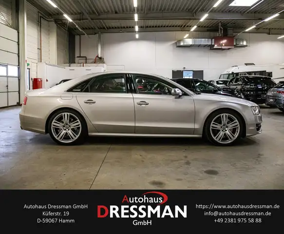 Audi S8 view 4