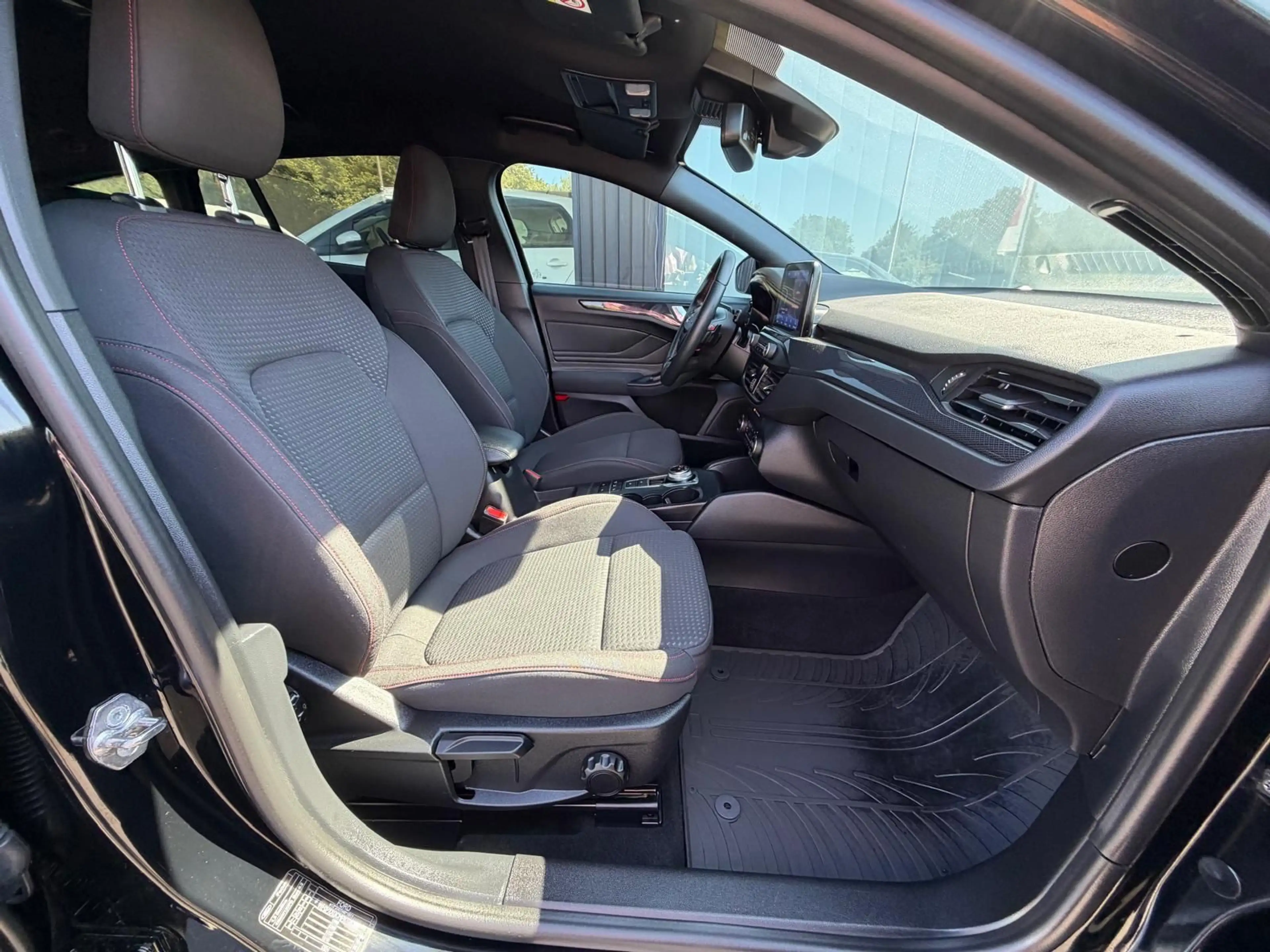 Ford Focus Turnier ST-Line — photo 14