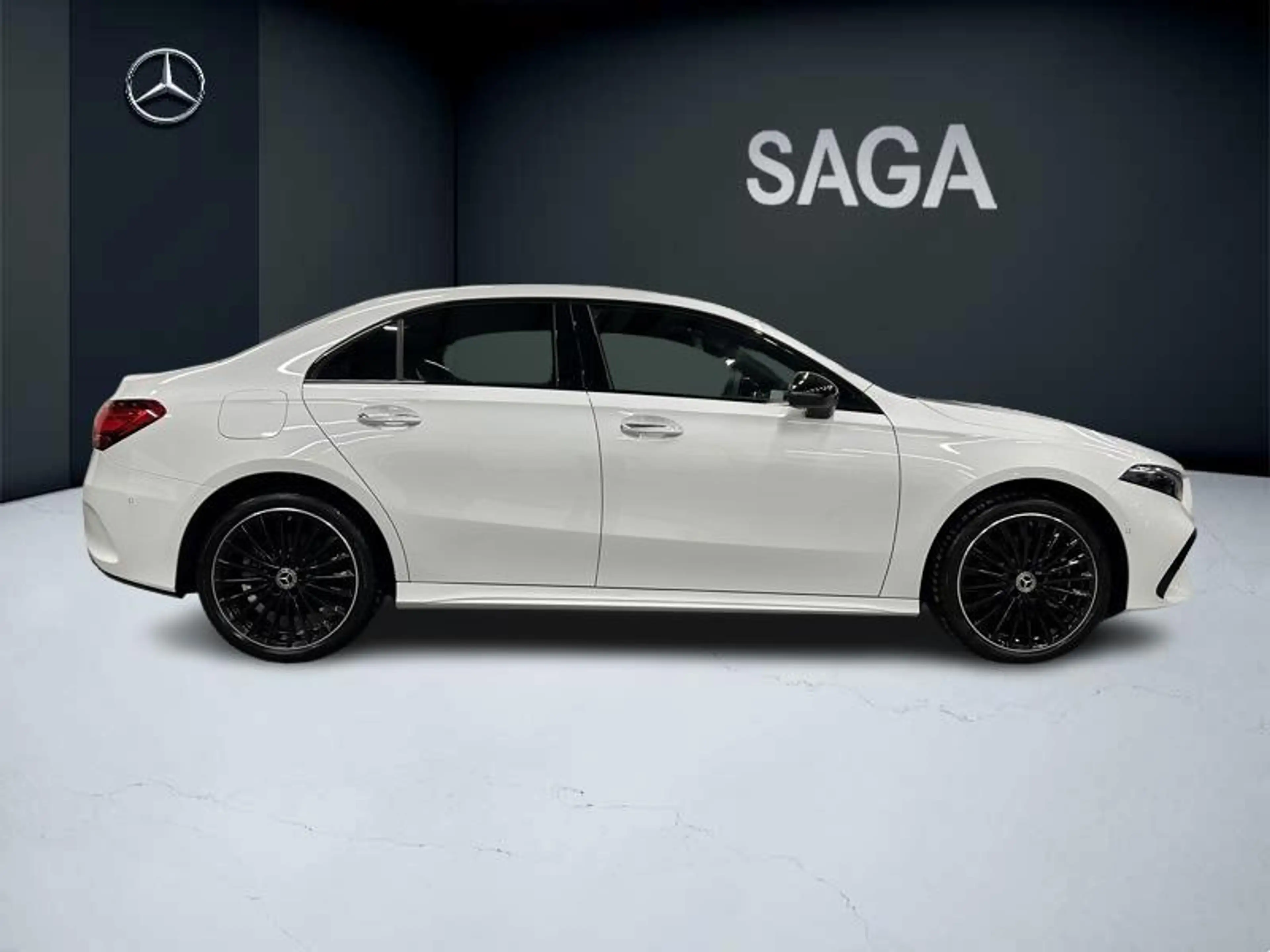 Mercedes-Benz A 250 e Berline AMG Pack Night — photo 4