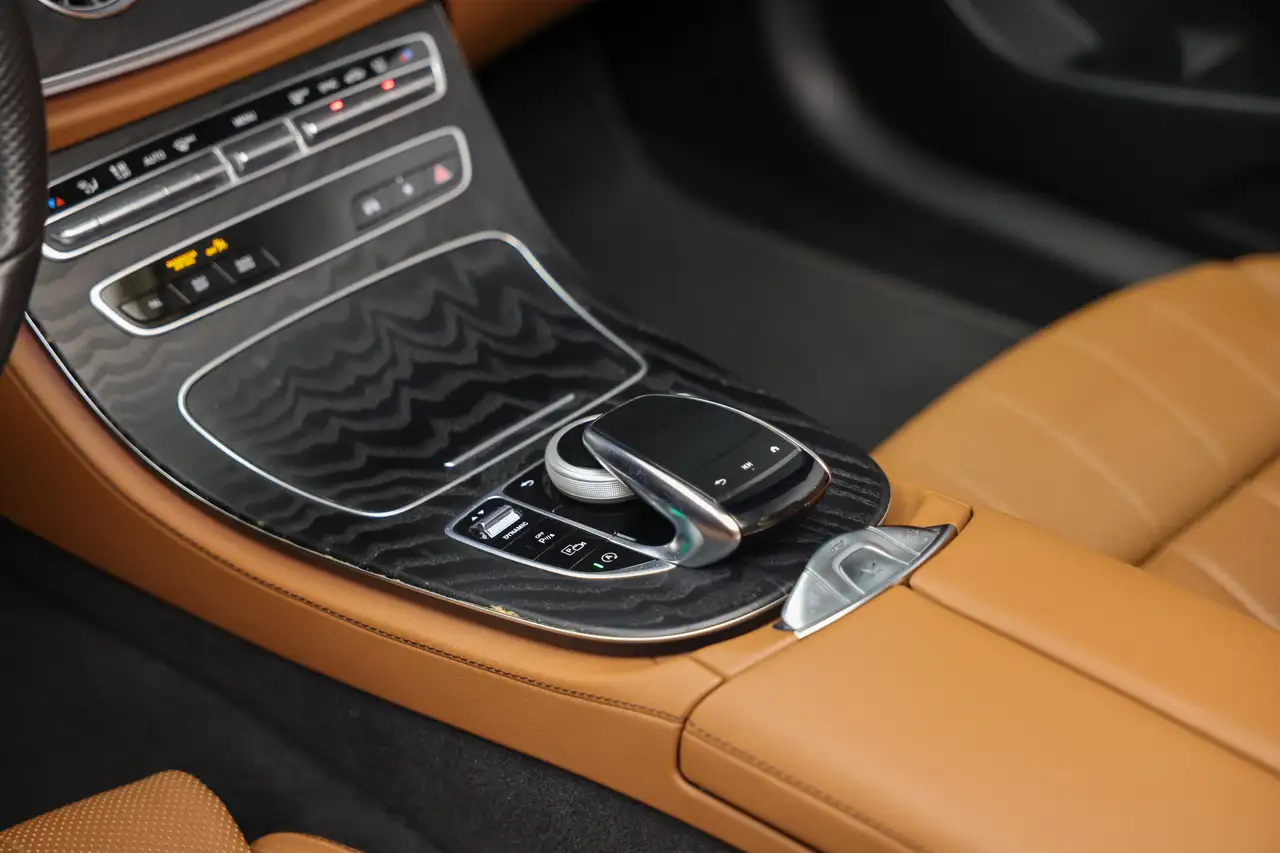 Mercedes-Benz E-Class снимка Mercedes-Benz E-Class