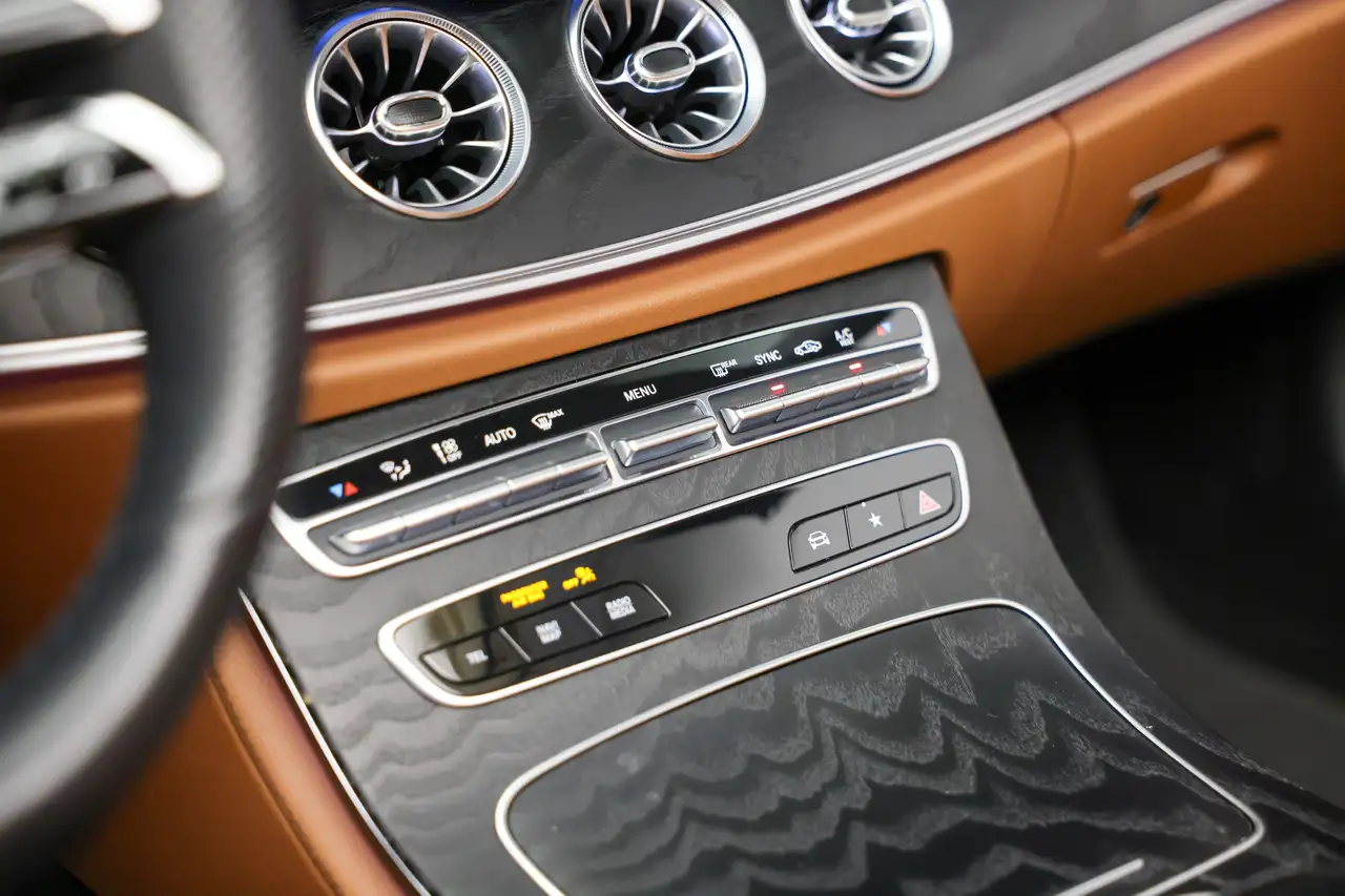 Mercedes-Benz E-Class снимка Mercedes-Benz E-Class