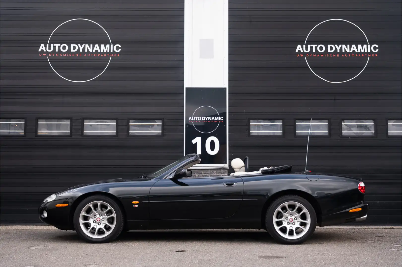 Jaguar XKR 4.0 V8 Convertible Zwart - 2