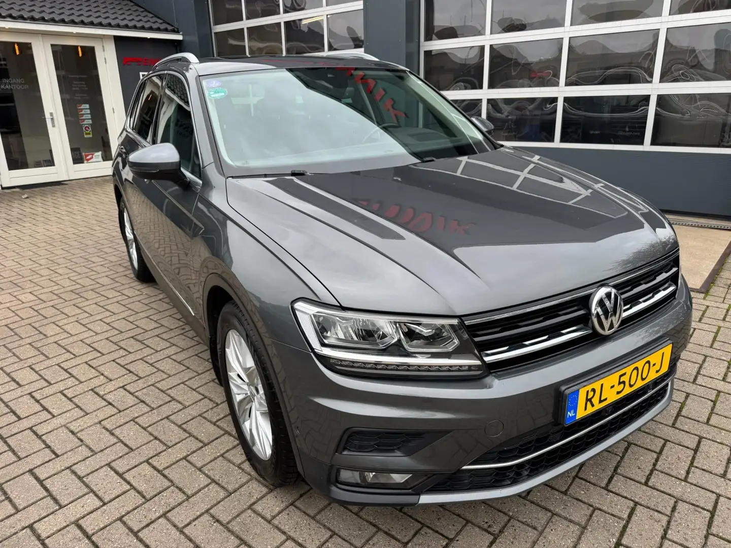 Volkswagen Tiguan 1.4 TSI ACT Highline / Pano / 360"CAM / Trekhaak / Grijs - 2