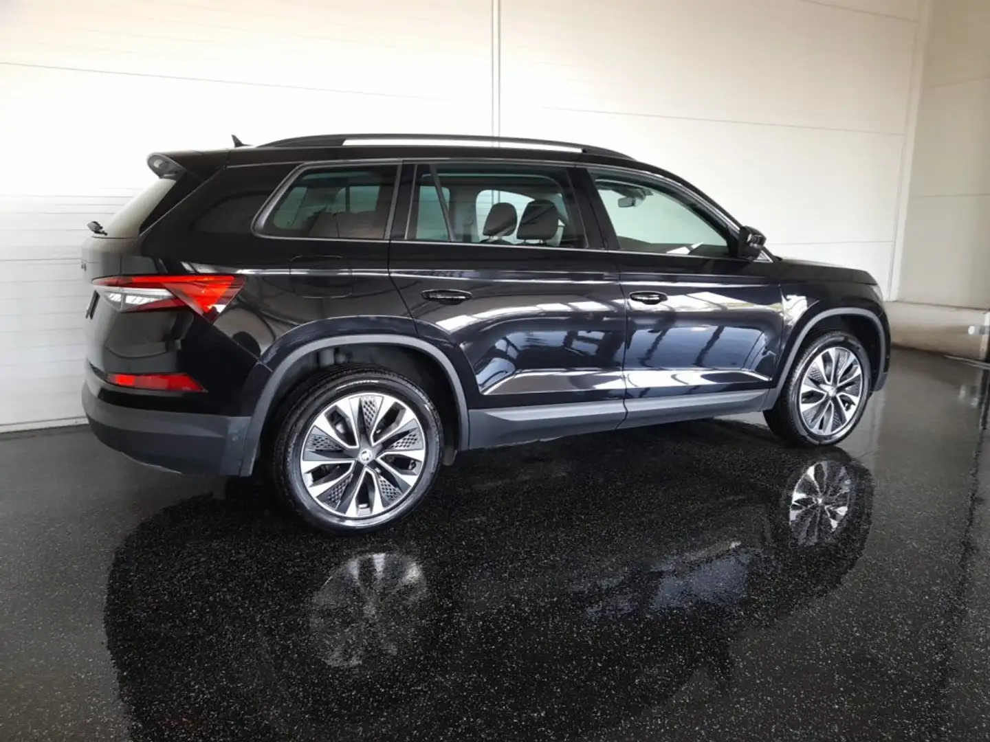 Skoda Kodiaq TOUR 2,0 TDI DSG *MATRIX-LED / 19 ZOLL / VIRTUELL / NAVI / AHV & KAMERA / ACC / E-KLAPPE / KEYLESS* Schwarz - 2