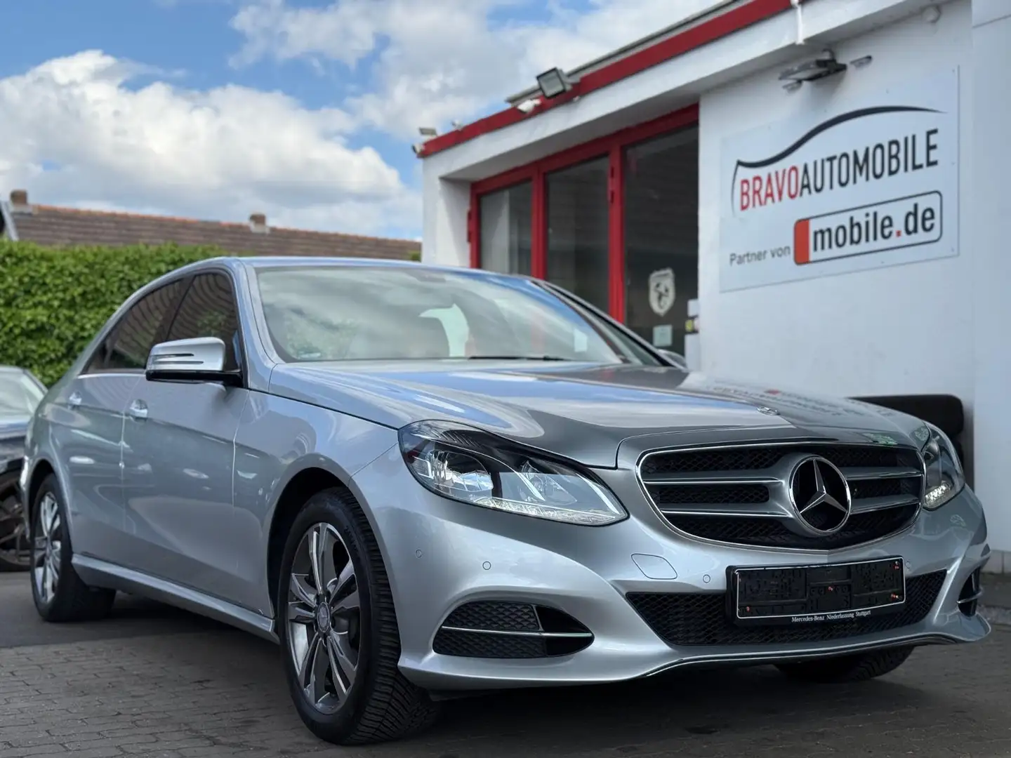 Mercedes-Benz E 200 Lim. CGI BlueEfficiency/F1/NAVI/LEDER/LED Argent - 1