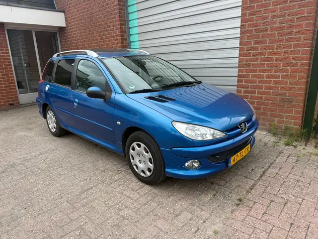 Peugeot 206 SW view 2