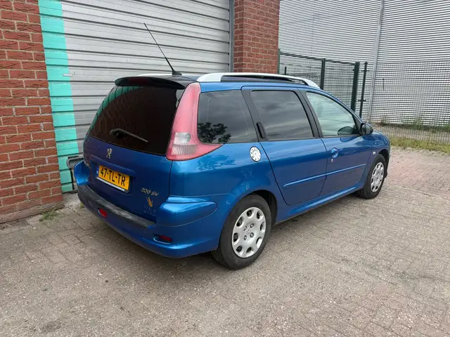 Peugeot 206 SW view 3