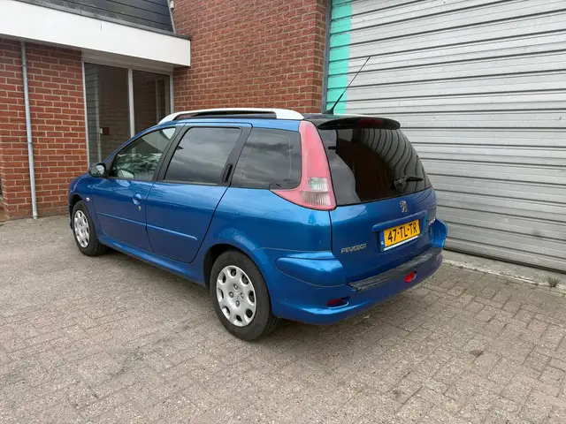 Peugeot 206 SW view 4