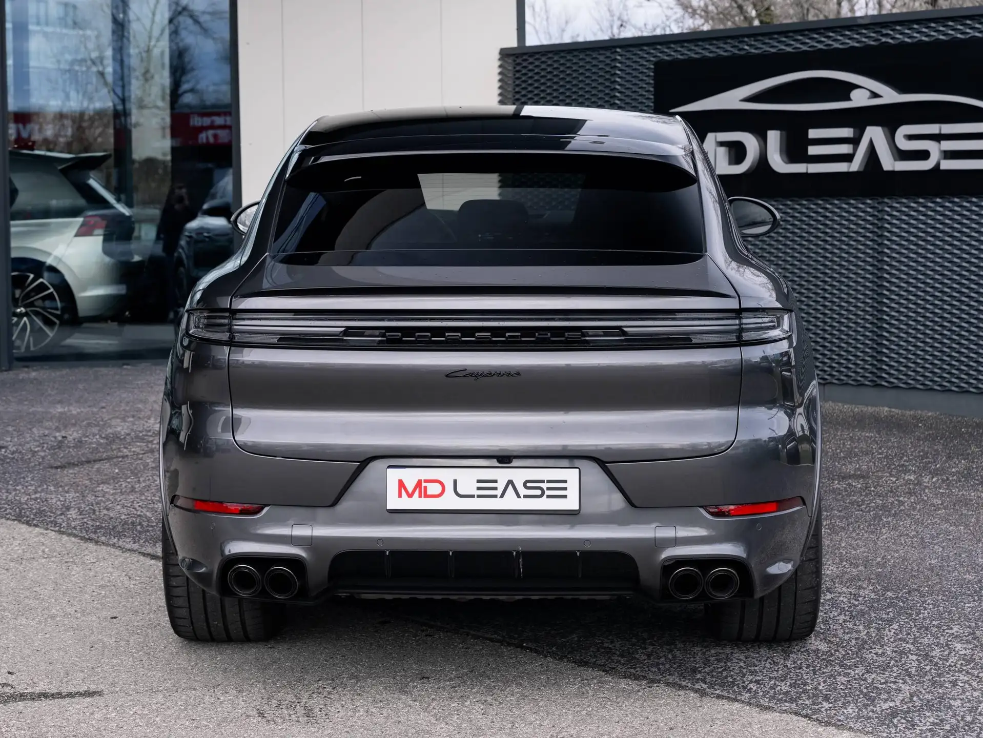 Porsche Cayenne S E-Hybrid 2024 회색 사진 5