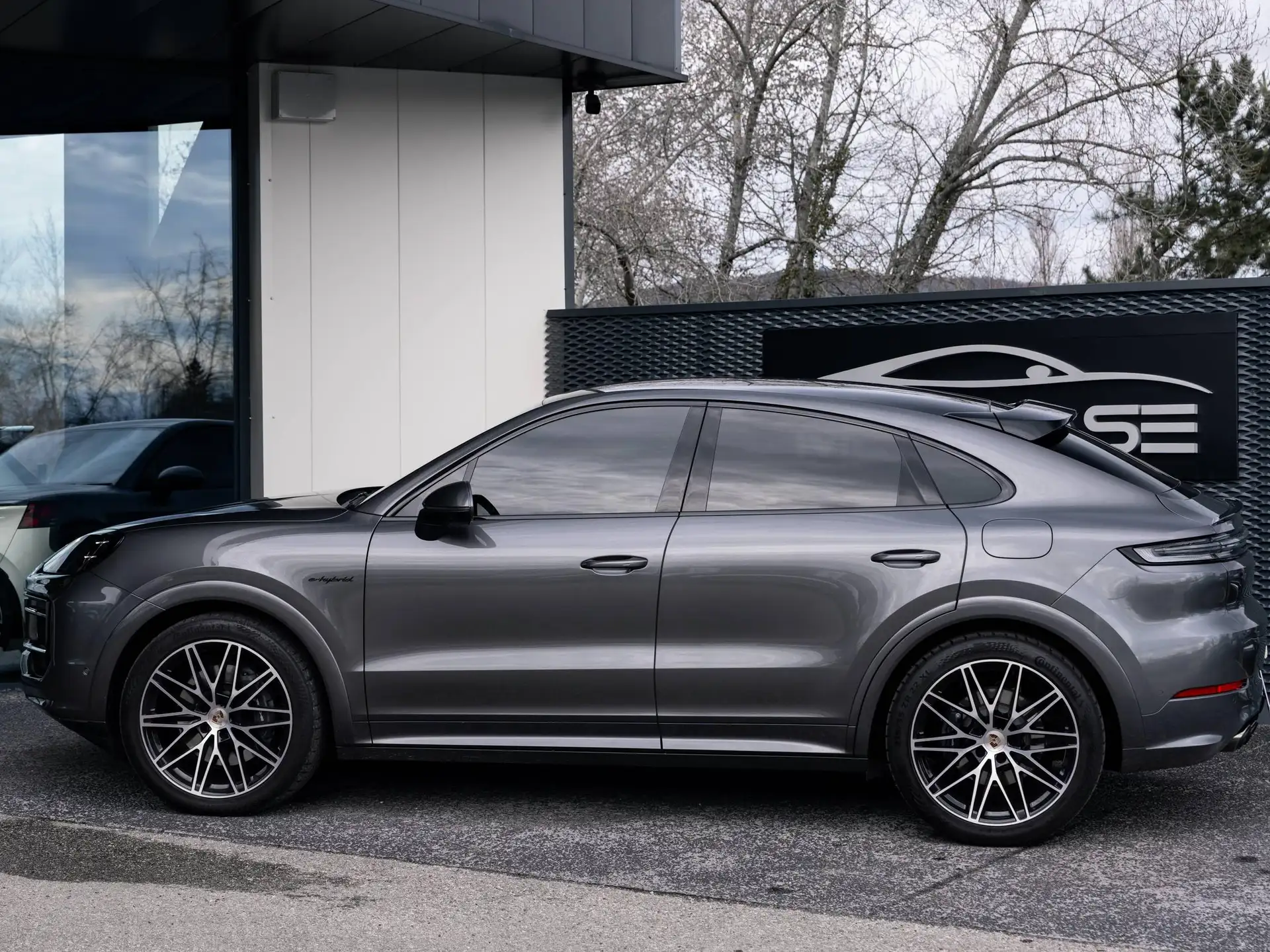 Porsche Cayenne S E-Hybrid 2024 회색 사진 3