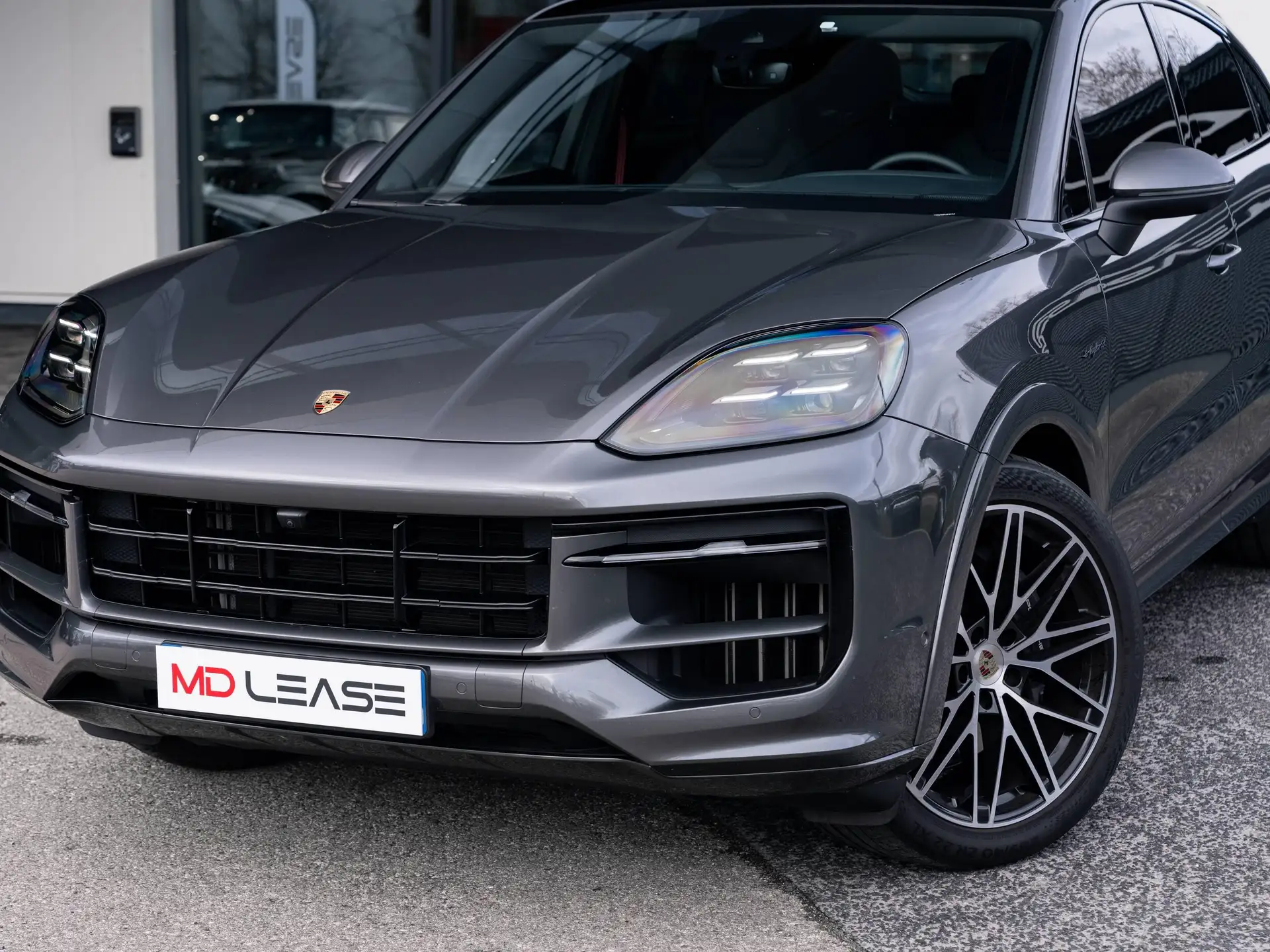 Porsche Cayenne S E-Hybrid 2024 회색 사진 2